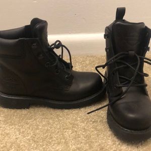 Harley Davidson black riding boots. SZ 7.5 and oil resistant.